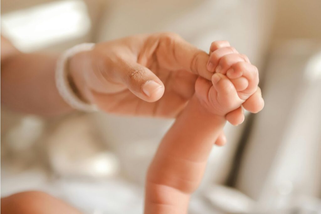 Zakaj so človeška povezanost, dotik in masaža še pomembnejši v dobi umetne inteligence dotik človeka
